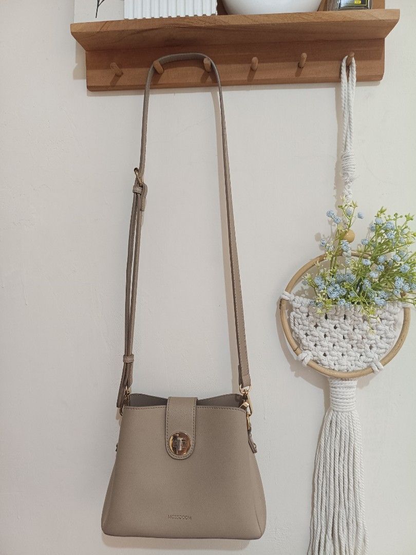 Sling Bag Mossdoom Ivory (Kategori: Tas & Dompet Wanita) berada di Surabaya. Dikirim oleh annisabc (ID iklan 1446472002, Gambar 1). Deskripsi: .