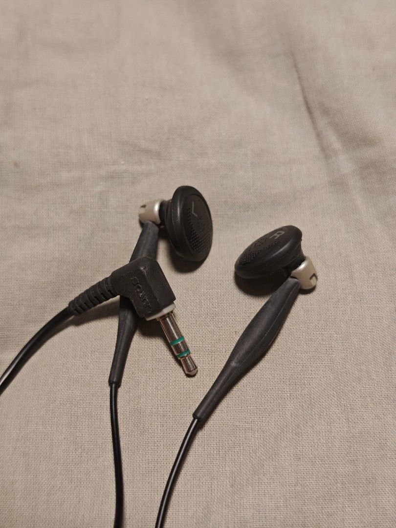 SONY MDR-E888 （分類：耳機）位於 Hong Kong。 由 Luci_ 提交（商品編號 1446507989，圖片 3）。簡介： Sony MDR-E888 盒有變色，聽左唔夠十個鐘 呢隻係made in Thailand 。