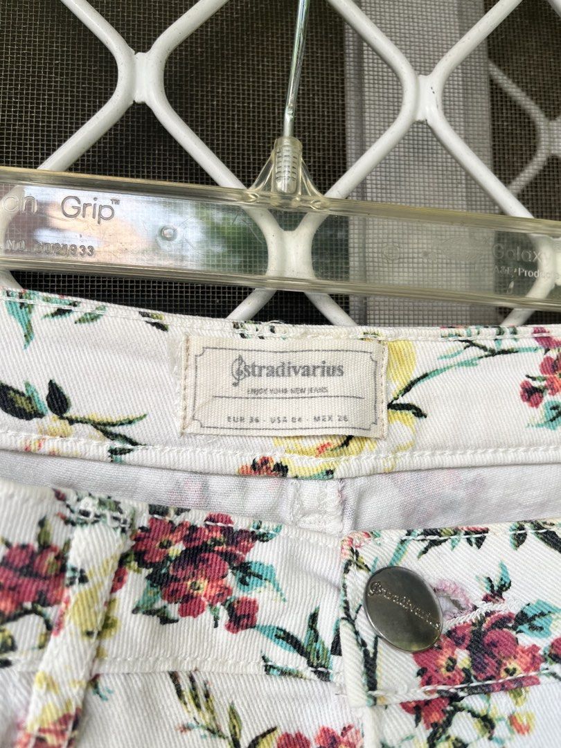 Stradivarius Floral Denim Shorts (Category: Shorts) located in Antipolo. Submitted by andyroid (Listing ID 1446451414, Image 2). Description: - White denim shorts with floral print - Stradivarius - Please check photos for measurements.