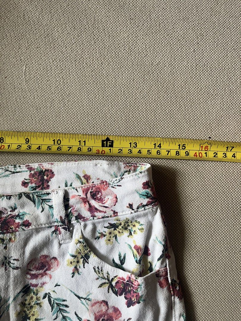 Stradivarius Floral Denim Shorts (Category: Shorts) located in Antipolo. Submitted by andyroid (Listing ID 1446451414, Image 3). Description: - White denim shorts with floral print - Stradivarius - Please check photos for measurements.