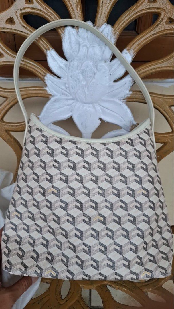 Tas Wanita CHRISTY NG ALESSO MEDIUM BAG WHITE (Kategori: Tas & Dompet Wanita) berada di Jakarta Selatan. Dikirim oleh prelovedzeehtu (ID iklan 1446390432, Gambar 2). Deskripsi: CHRISTY NG ALESSO MEDIUM BAG WHITE Kondisi 95% Like new Barang terawat Hubungi wa terlampir untuk respon cepat 081210996677 *Noted : produk sudah menjalani pengecekan sesuai info. membeli berarti memahami kondisi barang yang dijual dan setuju akan hal tersebut, barang tida