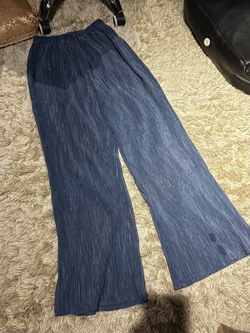 Textured Blue Pleated Wide Leg Pants (Category: Trousers) located in Manila. Submitted by kyle.daniel (Listing ID 1446478427, Image 2). Description: - Flowy wide-leg blue pleated pants - Comfortable elastic waistband - Textured fabric with a nice feel - Versatile for casual or dressed-up outfits - Easy to pair with various tops.