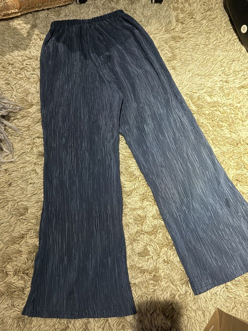 Textured Blue Pleated Wide Leg Pants (Category: Trousers) located in Manila. Submitted by kyle.daniel (Listing ID 1446478427, Image 1). Description: - Flowy wide-leg blue pleated pants - Comfortable elastic waistband - Textured fabric with a nice feel - Versatile for casual or dressed-up outfits - Easy to pair with various tops.