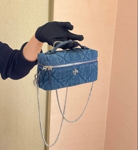 Tory Burch Kira Diamond Quilt Denim Vanity Case (Category: Cross-body Bags) located in Manila. Submitted by mahaechn (Listing ID 1446390549, Image 1). Description: 📌 ON HAND ‼️ 👜 Tory Burch Kira Diamond Quilt Denim Vanity Case ✨ Brand new and sealed — with dust bag & paper bag! Super cute, compact, and perfect for your daily lakads or errands! Stylish yet spacious for all your essentials. 📏 Size: Height: 3.5" (9cm); length: 7.3" (18.5cm); dept