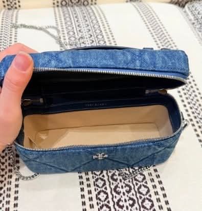 Tory Burch Kira Diamond Quilt Denim Vanity Case (Category: Cross-body Bags) located in Manila. Submitted by mahaechn (Listing ID 1446390549, Image 2). Description: 📌 ON HAND ‼️ 👜 Tory Burch Kira Diamond Quilt Denim Vanity Case ✨ Brand new and sealed — with dust bag & paper bag! Super cute, compact, and perfect for your daily lakads or errands! Stylish yet spacious for all your essentials. 📏 Size: Height: 3.5" (9cm); length: 7.3" (18.5cm); dept