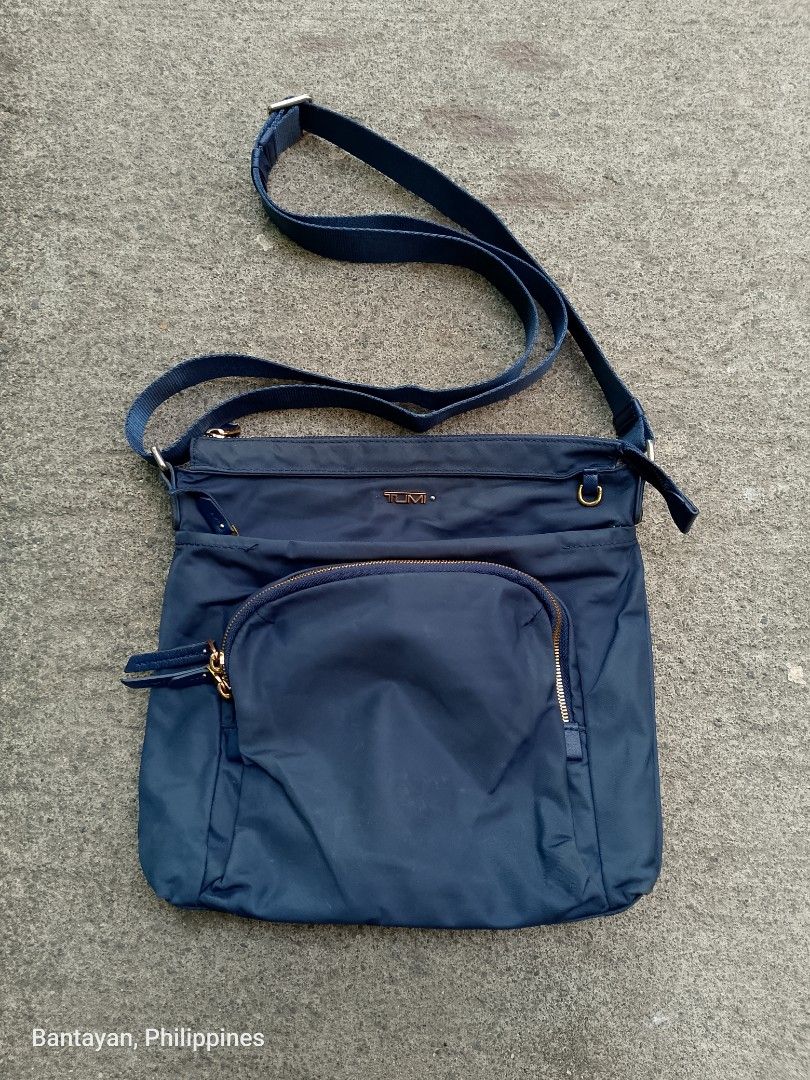 Tumi slingbag (Category: Sling Bags) located in Bantayan. Submitted by rare.palautog (Listing ID 1446430005, Image 1). Description: Tumi slingbag Not sure sa authenticity pina LC sa fb group walang nag comment Sign of usage,ink stain, see pictures Dm sa interested 📩 Cebu location 📌.