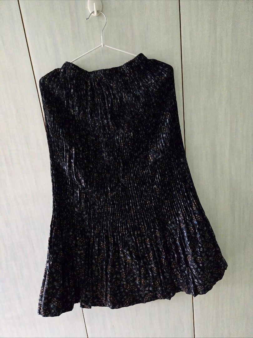 Uniqlo INER DE LA FRESSANGE 防皺花朵長裙 （分類：裙）位於 Hong Kong。 由 ssying10 提交（商品編號 1446498914，圖片 2）。簡介： S-M 腰寬28-50 臀寬30-55 裙長86 用透明包裝袋存放好。