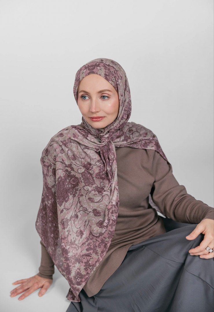 Vela Scarves (Kategori: Syal) berada di Pontianak. Dikirim oleh amelya.stuffs (ID iklan 1446514262, Gambar 2). Deskripsi: Ready Stock - Pink Chantilly in Standard - Mauve Tapestry in Standard - SOLD❌ - Fawn in Standard - SOLD❌.