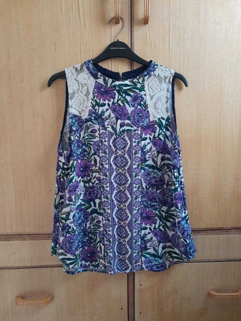 Vera bradley floral sleeveless small (Category: Sleeveless) located in Quezon City. Submitted by tchalamett (Listing ID 1446367703, Image 1). Description: Vera bradley floral sleeveless small medium on tag fits small 7/10 condition authentic.