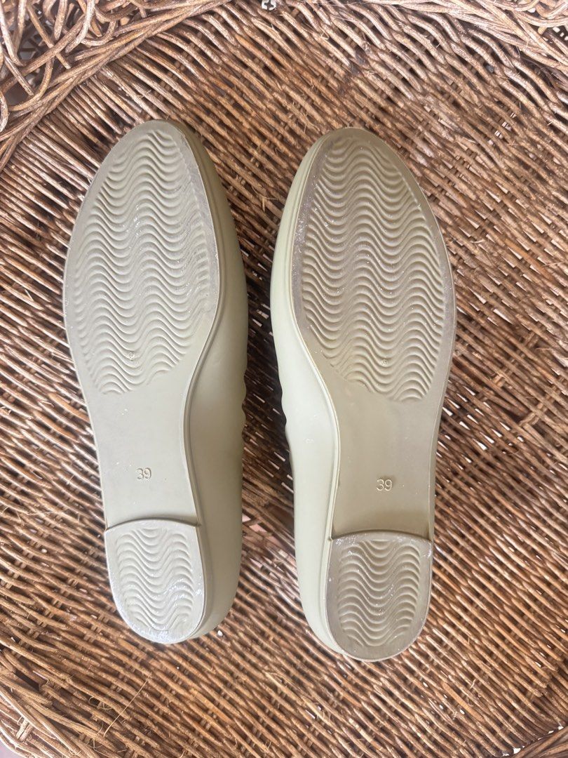 Vincci Shoe (Category: Flats) located in Seremban. Submitted by farahjojo (Listing ID 1446378708, Image 2). Description: Just bought and wear once after buy. Reason to sell because does not suit with me. Bought at rm60..