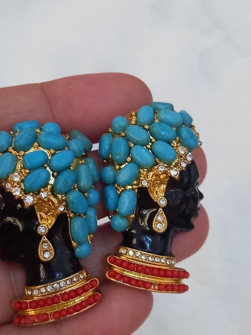 Vintage Costume jewelry Signed (Category: Earrings) located in Tuguegarao City. Submitted by zenphoenix-7ad615 (Listing ID 1446428367, Image 2). Description: pretty with minimal flaw may nawalang corales aa isang earrings d gaano halata.