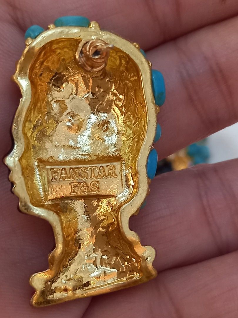 Vintage Costume jewelry Signed (Category: Earrings) located in Tuguegarao City. Submitted by zenphoenix-7ad615 (Listing ID 1446428367, Image 3). Description: pretty with minimal flaw may nawalang corales aa isang earrings d gaano halata.