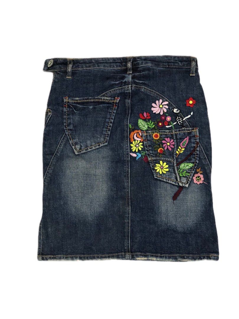 Vintage embroidered mini denim skirt (Kategori: Gaun & Rok) berada di Medan. Dikirim oleh stylehunter.id (ID iklan 1446478148, Gambar 1). Deskripsi: Bismillah Vtg as know as embroidered flower mini skirt Size 28, liping 72, panjang 53, ol 43cm Full tag Very good condition.