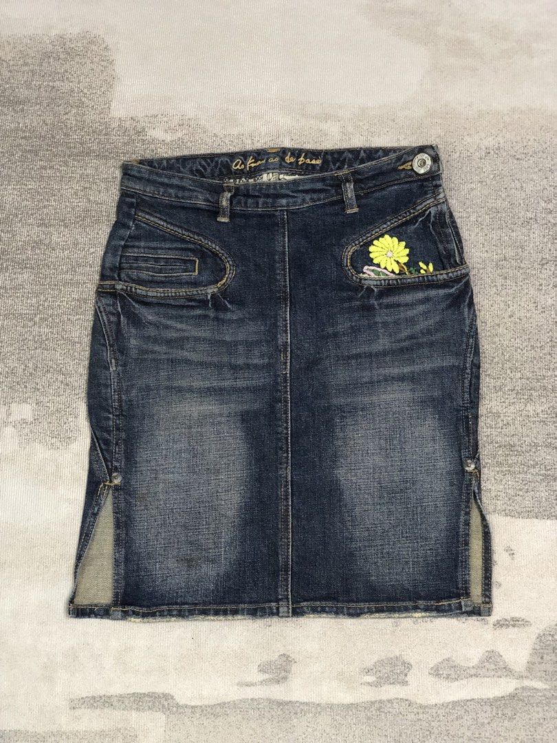 Vintage embroidered mini denim skirt (Kategori: Gaun & Rok) berada di Medan. Dikirim oleh stylehunter.id (ID iklan 1446478148, Gambar 2). Deskripsi: Bismillah Vtg as know as embroidered flower mini skirt Size 28, liping 72, panjang 53, ol 43cm Full tag Very good condition.