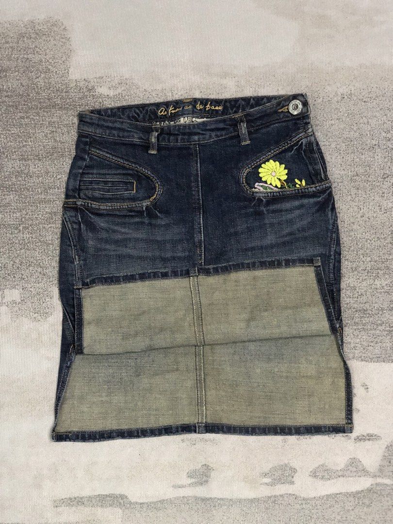 Vintage embroidered mini denim skirt (Kategori: Gaun & Rok) berada di Medan. Dikirim oleh stylehunter.id (ID iklan 1446478148, Gambar 3). Deskripsi: Bismillah Vtg as know as embroidered flower mini skirt Size 28, liping 72, panjang 53, ol 43cm Full tag Very good condition.
