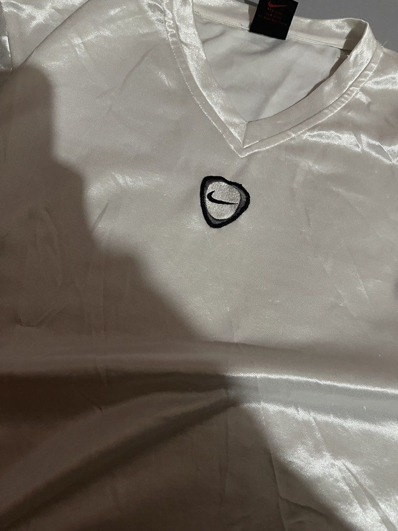 Vintage Nike Shiny Material Mid Embroidered Logo (Category: Tshirts & Polo Shirts ) located in Angeles City. Submitted by andreiboughts (Listing ID 1446522305, Image 2). Description: Length: 26-27 Width: 21-22 Condition: 9.5/10 Color rate: 10/10 Issue (s): minor scratges Complete Tags ✅ Large on tag.