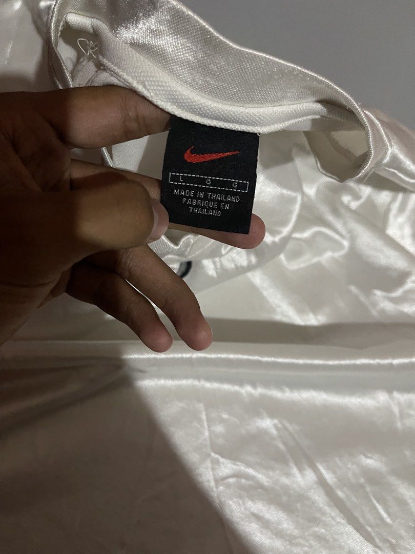 Vintage Nike Shiny Material Mid Embroidered Logo (Category: Tshirts & Polo Shirts ) located in Angeles City. Submitted by andreiboughts (Listing ID 1446522305, Image 3). Description: Length: 26-27 Width: 21-22 Condition: 9.5/10 Color rate: 10/10 Issue (s): minor scratges Complete Tags ✅ Large on tag.