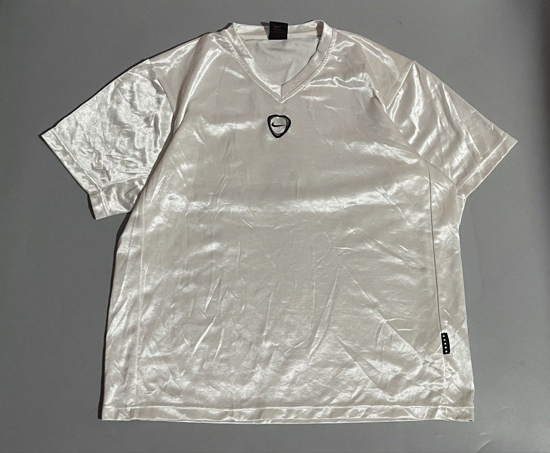 Vintage Nike Shiny Material Mid Embroidered Logo (Category: Tshirts & Polo Shirts ) located in Angeles City. Submitted by andreiboughts (Listing ID 1446522305, Image 1). Description: Length: 26-27 Width: 21-22 Condition: 9.5/10 Color rate: 10/10 Issue (s): minor scratges Complete Tags ✅ Large on tag.