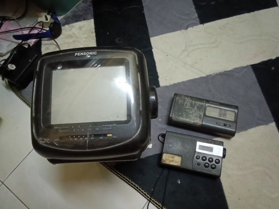 VINTAGE PENSONIC 6 INCI TV AND SONY RADIO (Category: Vintage Collectibles) located in Kepala Batas. Submitted by haniflamin91 (Listing ID 1446485142, Image 2). Description: TV PENSONIC DAN RADIO SONY ROSAK JUAL SEBAGAI HIASAN ATAU SPARE PART TV COLOR 6 INCI.