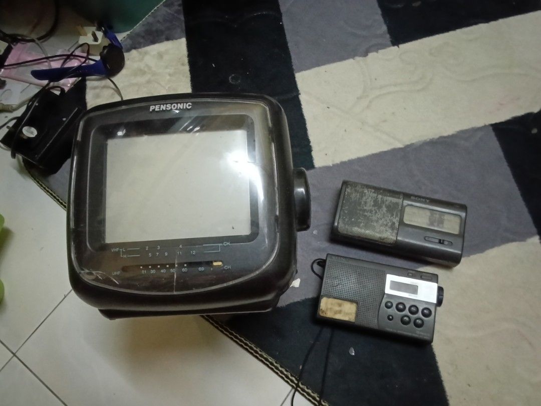 VINTAGE PENSONIC 6 INCI TV AND SONY RADIO (Category: Vintage Collectibles) located in Kepala Batas. Submitted by haniflamin91 (Listing ID 1446485142, Image 1). Description: TV PENSONIC DAN RADIO SONY ROSAK JUAL SEBAGAI HIASAN ATAU SPARE PART TV COLOR 6 INCI.