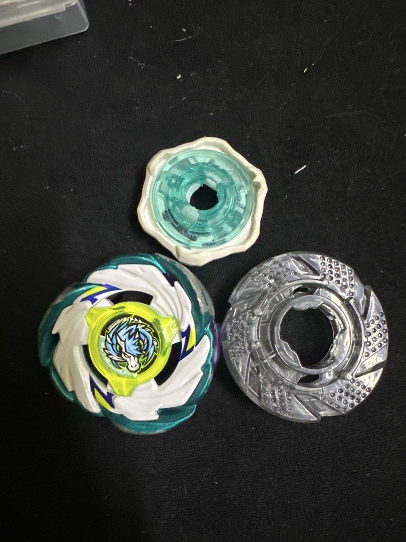 天馬爆擊W660+ 98新W環 （ 內有2個W環）換薯片龍/天馬上蓋 （分類：動作及對戰玩具）位於 Hong Kong。 由 feolee0215 提交（商品編號 1446532103，圖片 1）。簡介： 如果買自出價🙏🙏。