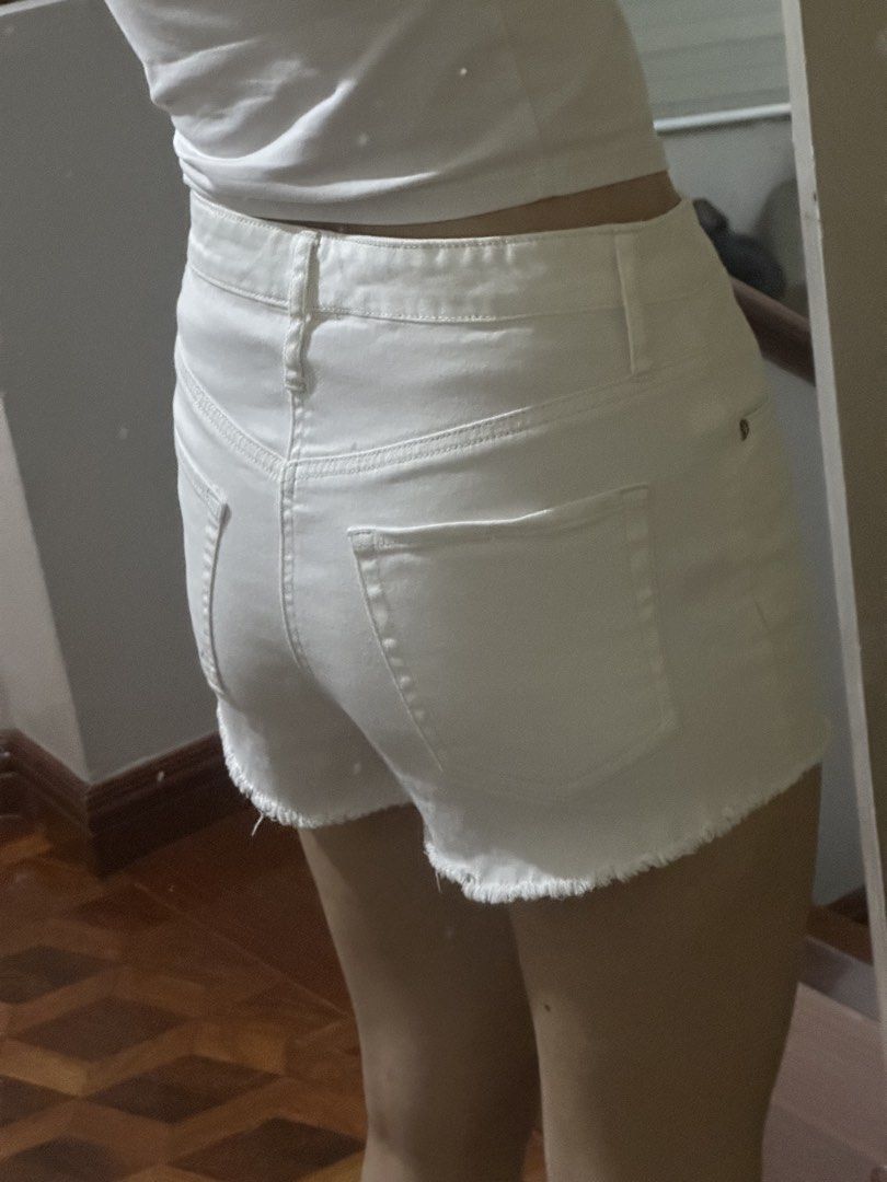 White Denim Shorts with Frayed Hem (Category: Shorts) located in Quezon City. Submitted by fakeacakeu (Listing ID 1446456295, Image 2). Description: Loc 📍: Culiat, QC MOP 💵: GCash, BDO MOD 🚛: Lalamove, GGX, jnt 💌 Lalamove, GGX, Grab (buyer will shoulder shipping fee) .