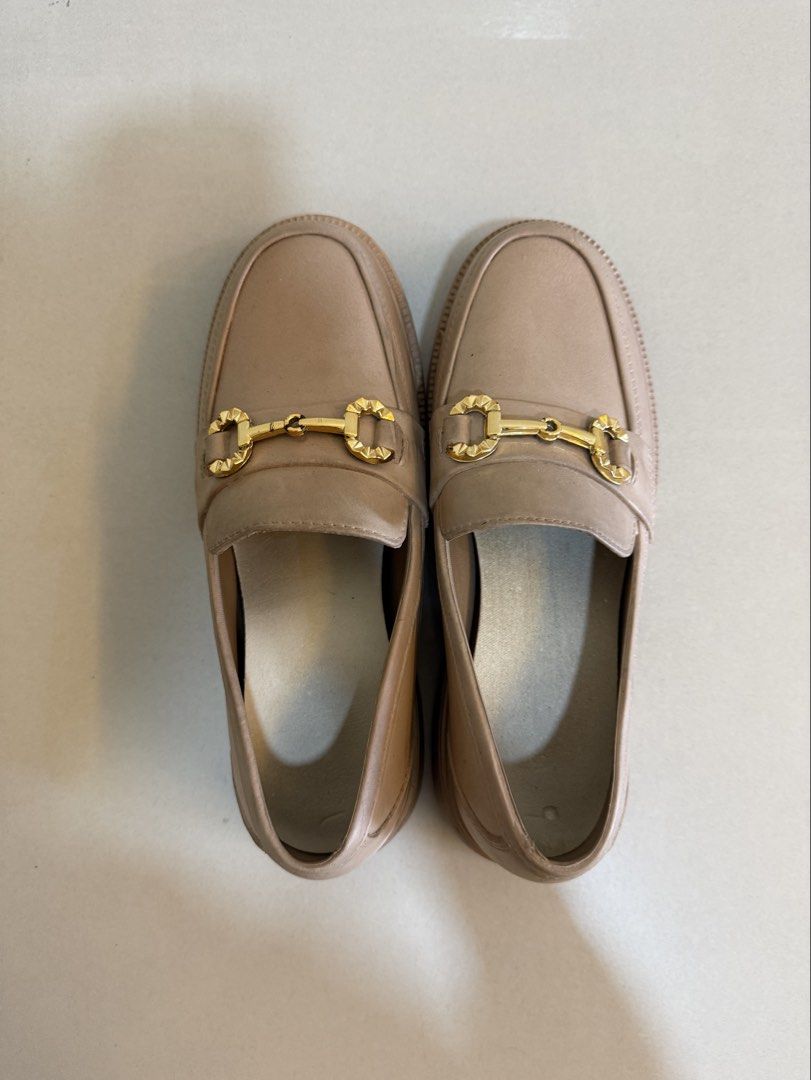 Women Loafers (Category: Loafers) located in Kuala Lumpur. Submitted by dianadanials (Listing ID 1446431230, Image 1). Description: ✔️Colour: Khaki ✅ Pickup & Postage.