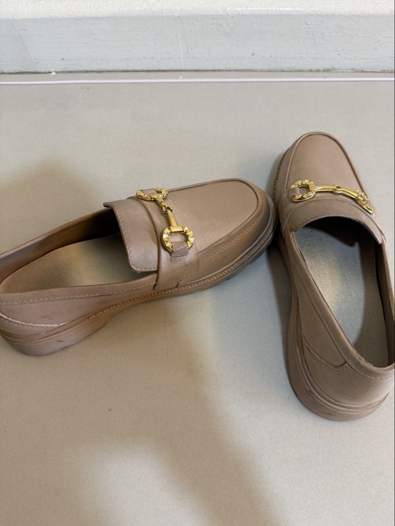 Women Loafers (Category: Loafers) located in Kuala Lumpur. Submitted by dianadanials (Listing ID 1446431230, Image 2). Description: ✔️Colour: Khaki ✅ Pickup & Postage.