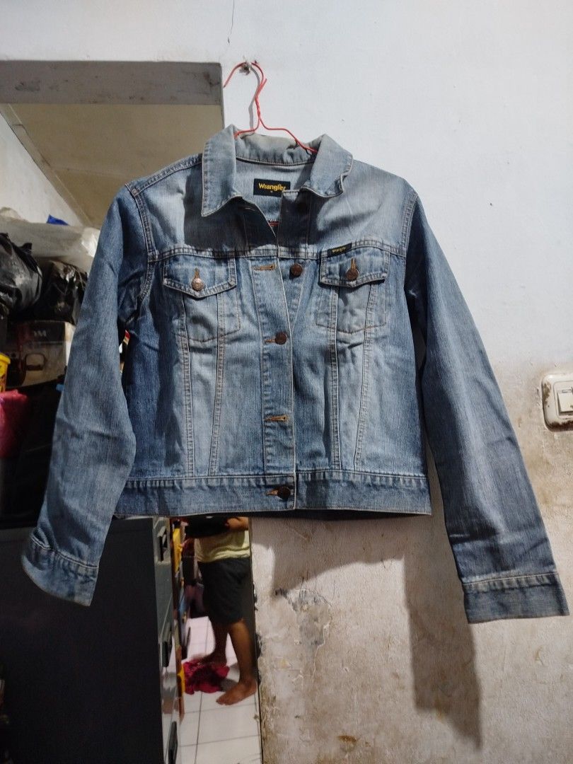 Wrangler women's denim jacket (Kategori: Pakaian - Lainnya) berada di Jakarta Selatan. Dikirim oleh serasaa (ID iklan 1446486953, Gambar 1). Deskripsi: Hi There🩷 Brand: Wrangler Aku mau jual denim jacket ini karna aku Udah ga make yaaa size: M plus/minus: • No minus/robekan benefits gained: • washed before shipping • pengecekan kembali Pengiriman hanya bisa JNE ya! 100% dijamin amanah terpercaya ya guys.... see u in chat 💕.