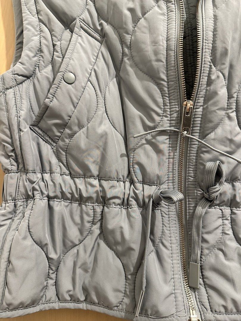Zara （分類：外套及戶外衣服）位於 Hong Kong。 由 creamy_mi 提交（商品編號 1446484294，圖片 3）。簡介： ZaraXS碼嘅灰藍色絎縫背心，好有設計感呢件背心有企領設計，前面有拉鏈開合，腰位有抽繩可以收緊，著出嚟更有身形兩邊有啪鈕袋仔，方便放小物質料輕身保暖，啱晒而家呢啲天氣著，單穿或者配搭衛衣、恤衫都好好睇XS碼，適合嬌小嘅你有少少污漬，但唔太明顯，介意就唔好買啦。