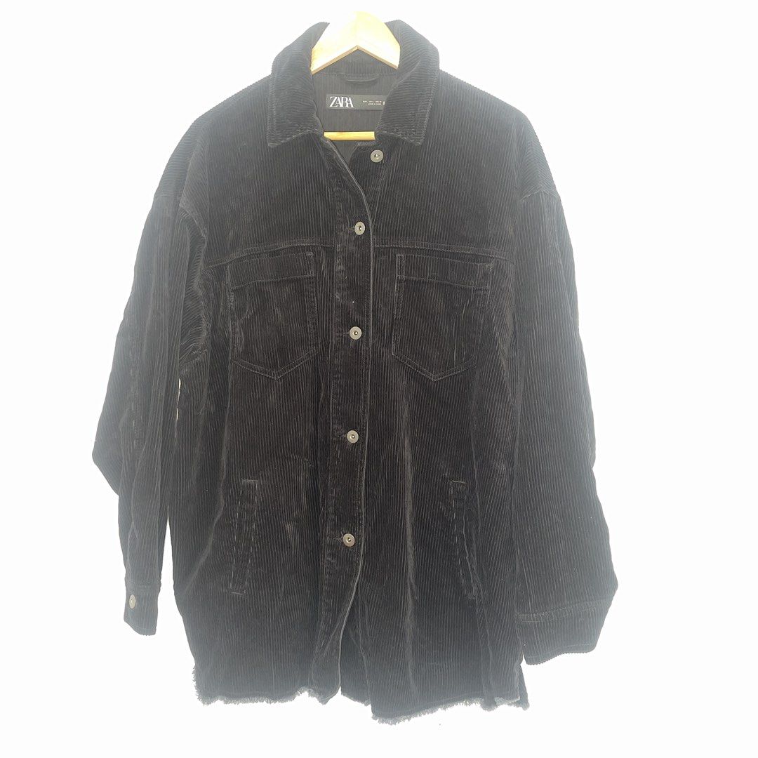 ZARA Black Corduroy Overshirt Jacket (Category: Coats, Jackets and Outerwear) located in Manila. Submitted by 133.stor (Listing ID 1446375043, Image 1). Description: - ZARA black corduroy overshirt - Button-up front - Two chest pockets - Frayed hem detail - Estimated size: Small/Medium - Ideal for layering - Versatile wardrobe addition.