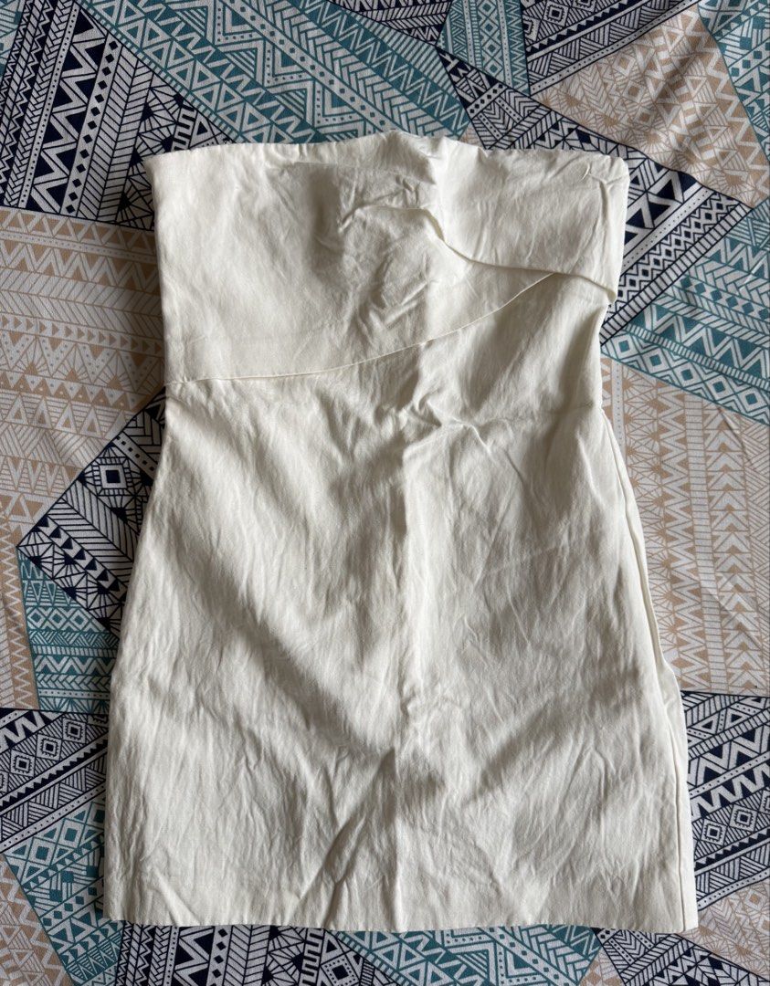Zara White Linen Strapless Mini Dress (Category: Dresses) located in Makati City. Submitted by bibas.corner (Listing ID 1446513724, Image 2). Description: - Zara white strapless mini dress - Size XS - Asymmetrical neckline detail - Linen-blend fabric look - Ideal for parties or a night out - Made in Morocco.