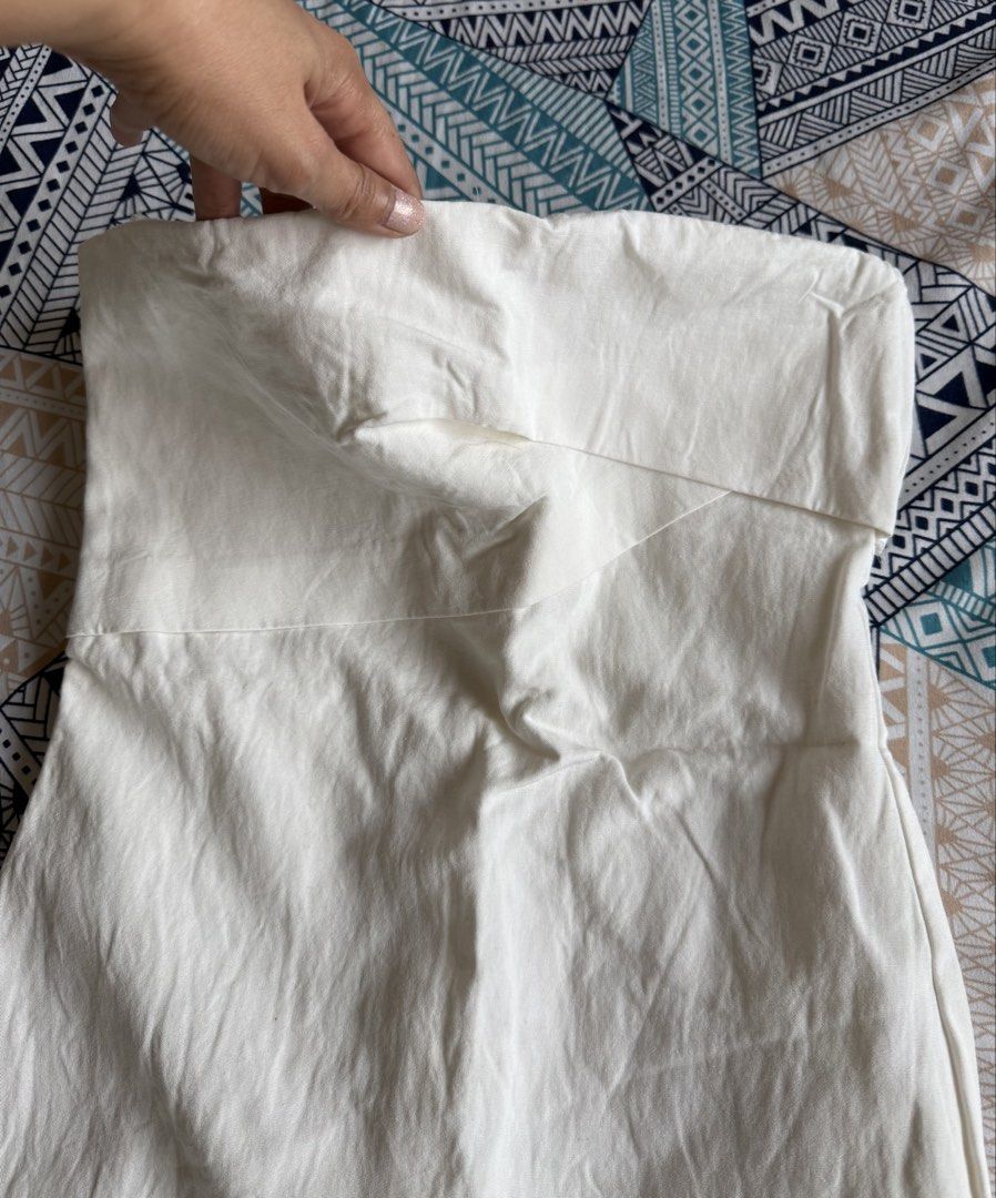 Zara White Linen Strapless Mini Dress (Category: Dresses) located in Makati City. Submitted by bibas.corner (Listing ID 1446513724, Image 3). Description: - Zara white strapless mini dress - Size XS - Asymmetrical neckline detail - Linen-blend fabric look - Ideal for parties or a night out - Made in Morocco.