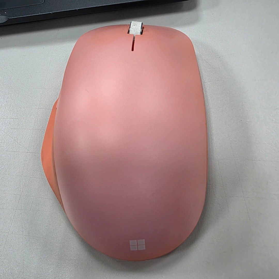 由 reseller542 (刊登 ID 1446577890，圖片 1) 提交，位於 台北市 (Taipei) 的 微軟 Microsoft 藍芽 人體工學滑鼠 蜜桃粉 (類別：電腦滑鼠及相關產品)，說明：微軟 Microsoft 人體工學滑鼠 蜜桃粉 可一次連接三台電腦設備 買給女友用沒幾次，原盒配件都在 台中面交，其餘下單寄出。