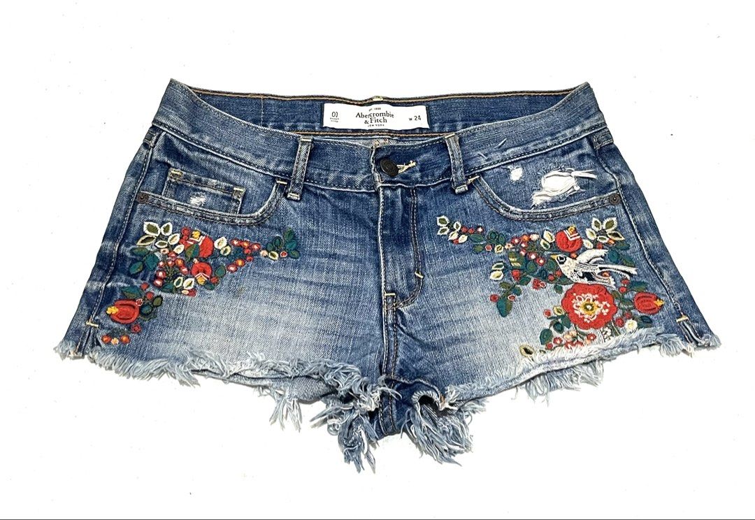 Abercrombie & Fitch denim w/ floral patch (Category: Shorts) located in Iligan City. Submitted by luvshene (Listing ID 1446627667, Image 1). Description: .