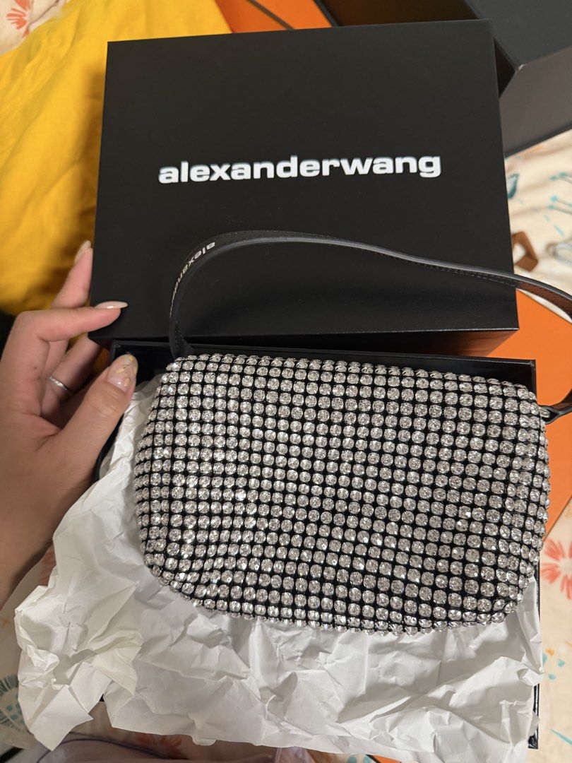 Alexanderwang heiress pouch in crystal mesh （分類：手袋及銀包）位於 Hong Kong。 由 everythinguwanttt 提交（商品編號 1446722124，圖片 1）。簡介： heiress pouch in crystal mesh 全閃石 17 x 10 x 7 cm Full set 全新。