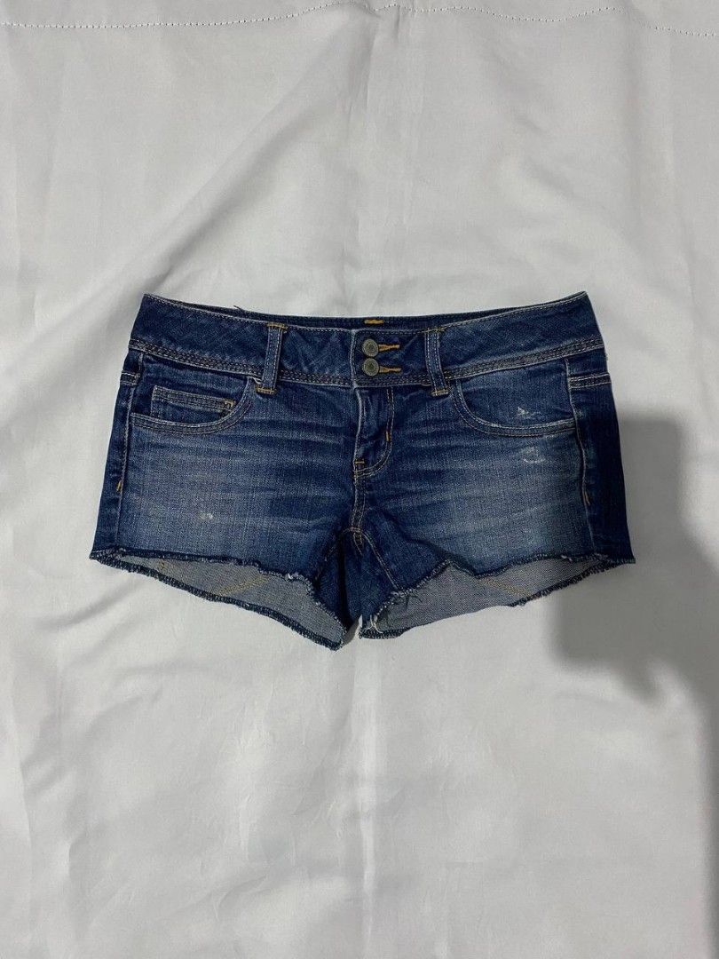 American Eagle Blue Denim Stretch Shorts (Category: Shorts) located in San Rafael. Submitted by _foundbyk (Listing ID 1446691025, Image 1). Description: waistline: 30 length: 8.5 NO ISSUE.