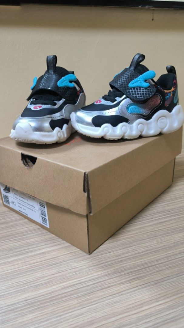 Anta Kids Light-Up Sneakers with Box (Category: Babies & Kids Fashion) located in Pateros City. Submitted by von282 (Listing ID 1446682889, Image 1). Description: Details: Anta Shoes Original Size: 6C condition: Preloved / Can pass as New No Declared Issue what you see is what you get, manage expectations Sole Gimmick lights all still working RFS: Impulse buy Other Details: - Cool Anta sneakers for kids - Lights up with every step! - Easy velcro 