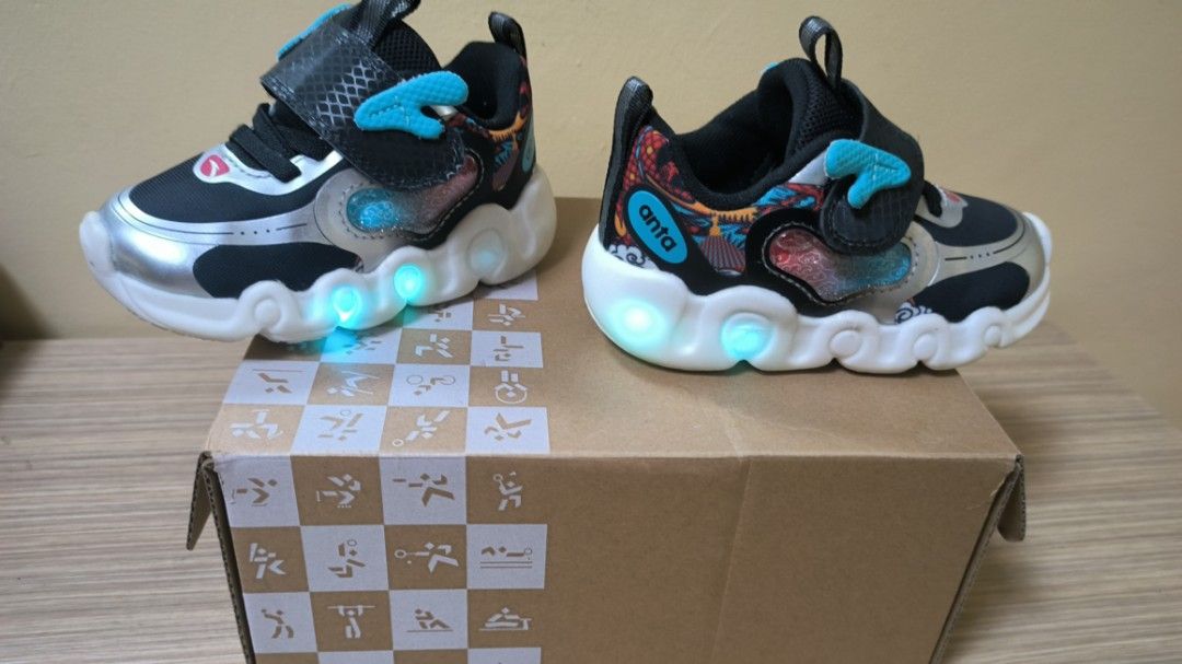 Anta Kids Light-Up Sneakers with Box (Category: Babies & Kids Fashion) located in Pateros City. Submitted by von282 (Listing ID 1446682889, Image 2). Description: Details: Anta Shoes Original Size: 6C condition: Preloved / Can pass as New No Declared Issue what you see is what you get, manage expectations Sole Gimmick lights all still working RFS: Impulse buy Other Details: - Cool Anta sneakers for kids - Lights up with every step! - Easy velcro 