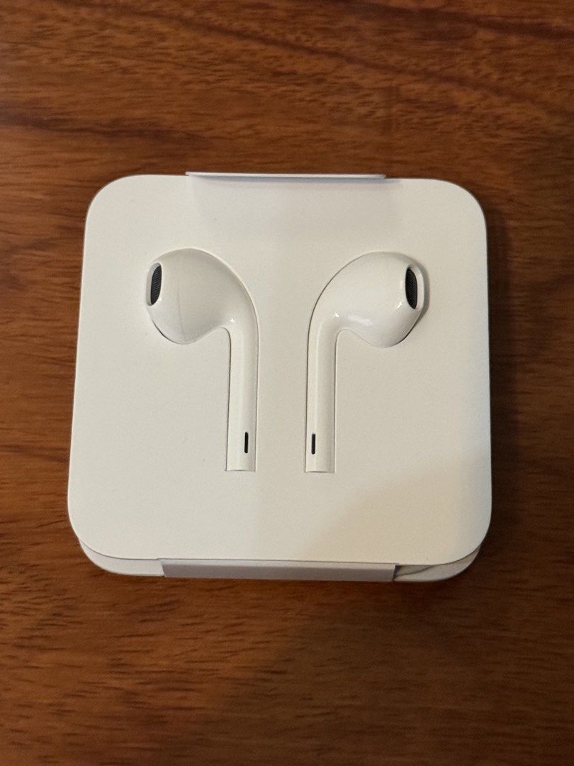 Apple EarPods with Lightning Connector （分類：耳機）位於 Hong Kong。 由 cookmeals 提交（商品編號 1446629457，圖片 1）。簡介： (未開封) Apple iPhone Earphone (Lightning頭耳機) 最後1條 有興趣PM 大圍站交收或順豐。