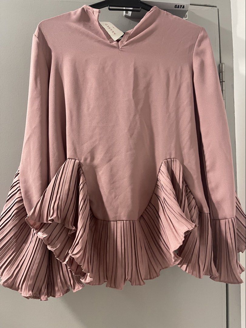 Arared top (Category: Blouses) located in Kuala Lumpur. Submitted by atiqamz91 (Listing ID 1446651591, Image 1). Description: S-m.