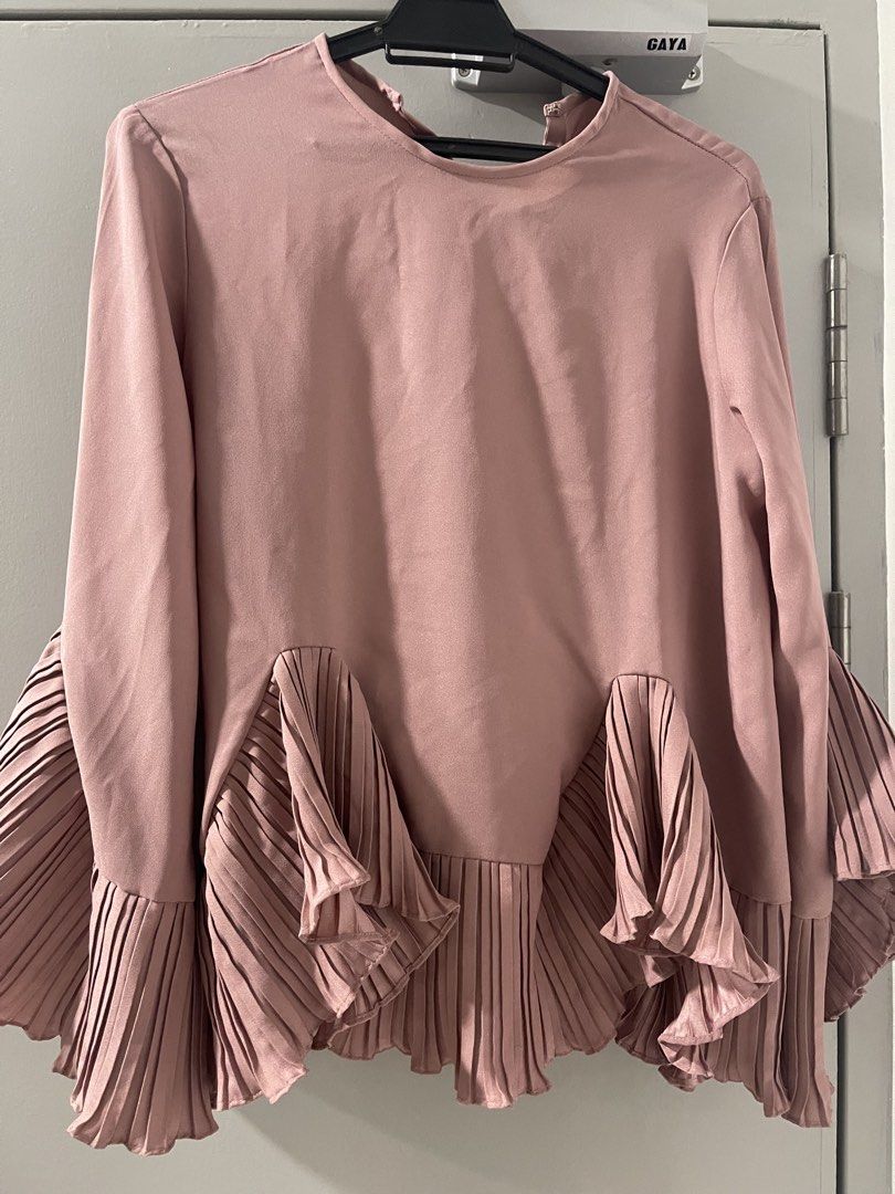 Arared top (Category: Blouses) located in Kuala Lumpur. Submitted by atiqamz91 (Listing ID 1446651591, Image 2). Description: S-m.