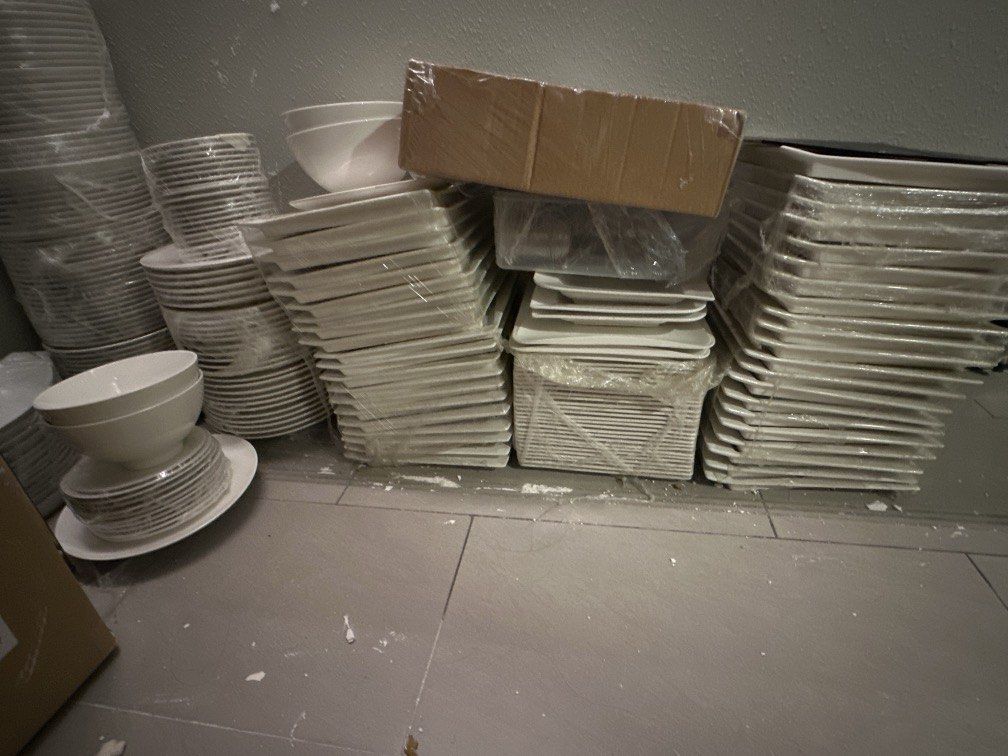 Assorted plates495549555032074240