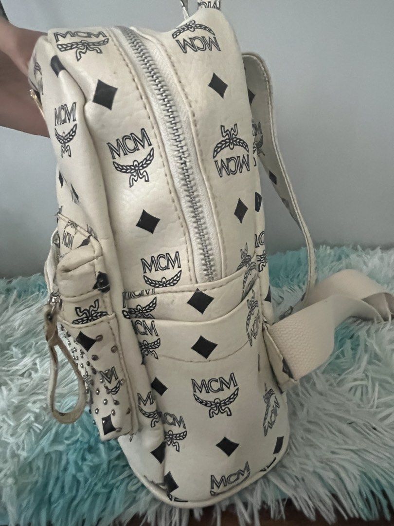 Backpack (Category: Backpacks) located in Tabaco. Submitted by debeub (Listing ID 1446583531, Image 3). Description: Issue:natanggal lang ang puller pero pwede lagyan keychain.