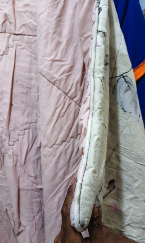 Bedcover (Kategori: Perabotan Rumah) berada di Tangerang. Dikirim oleh preloved_1701 (ID iklan 1446665922, Gambar 3). Deskripsi: hanya bedcover saja tanpa sprei dan Sarban dn sargul, bahannya adem lembut, dingin saat digunakan size besar.
