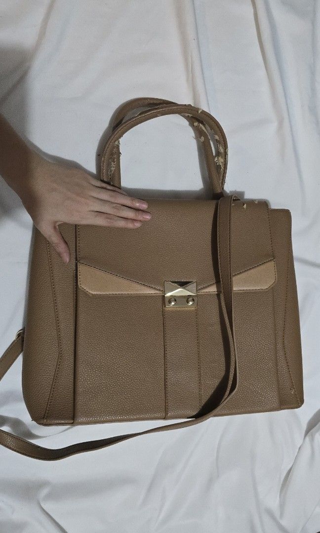 Beige Hand bag can fit laptop (Category: Shoulder Bags) located in Malabon City. Submitted by shopbargainph (Listing ID 1446571471, Image 3). Description: item was stored but wasnt used 🥲 pls see photos for bag condition.