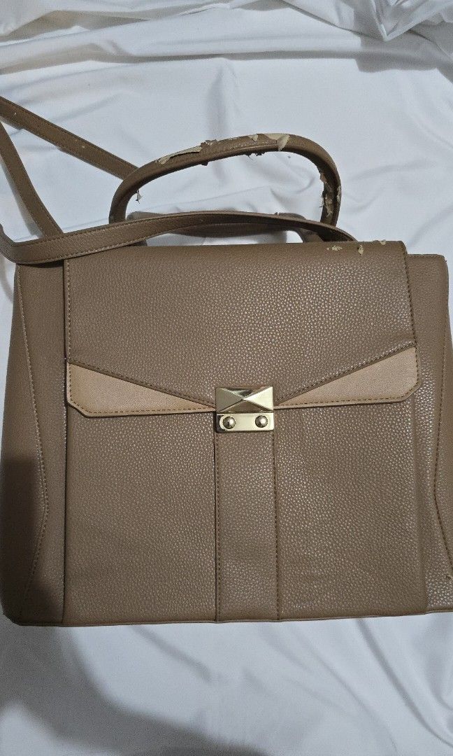 Beige Hand bag can fit laptop (Category: Shoulder Bags) located in Malabon City. Submitted by shopbargainph (Listing ID 1446571471, Image 2). Description: item was stored but wasnt used 🥲 pls see photos for bag condition.