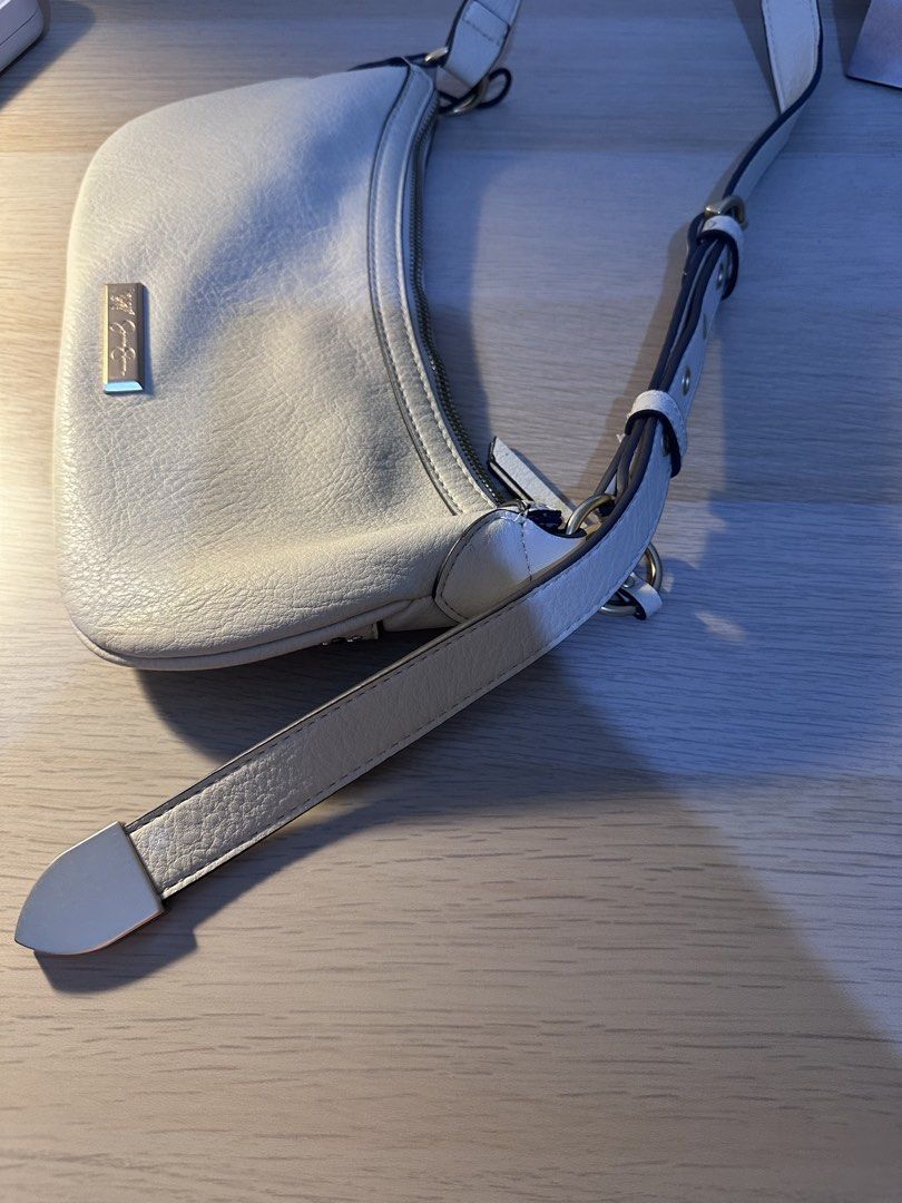 Beige Shoulder Bag (Category: Shoulder Bags) located in Valenzuela. Submitted by sseousinnn (Listing ID 1446669838, Image 3). Description: .