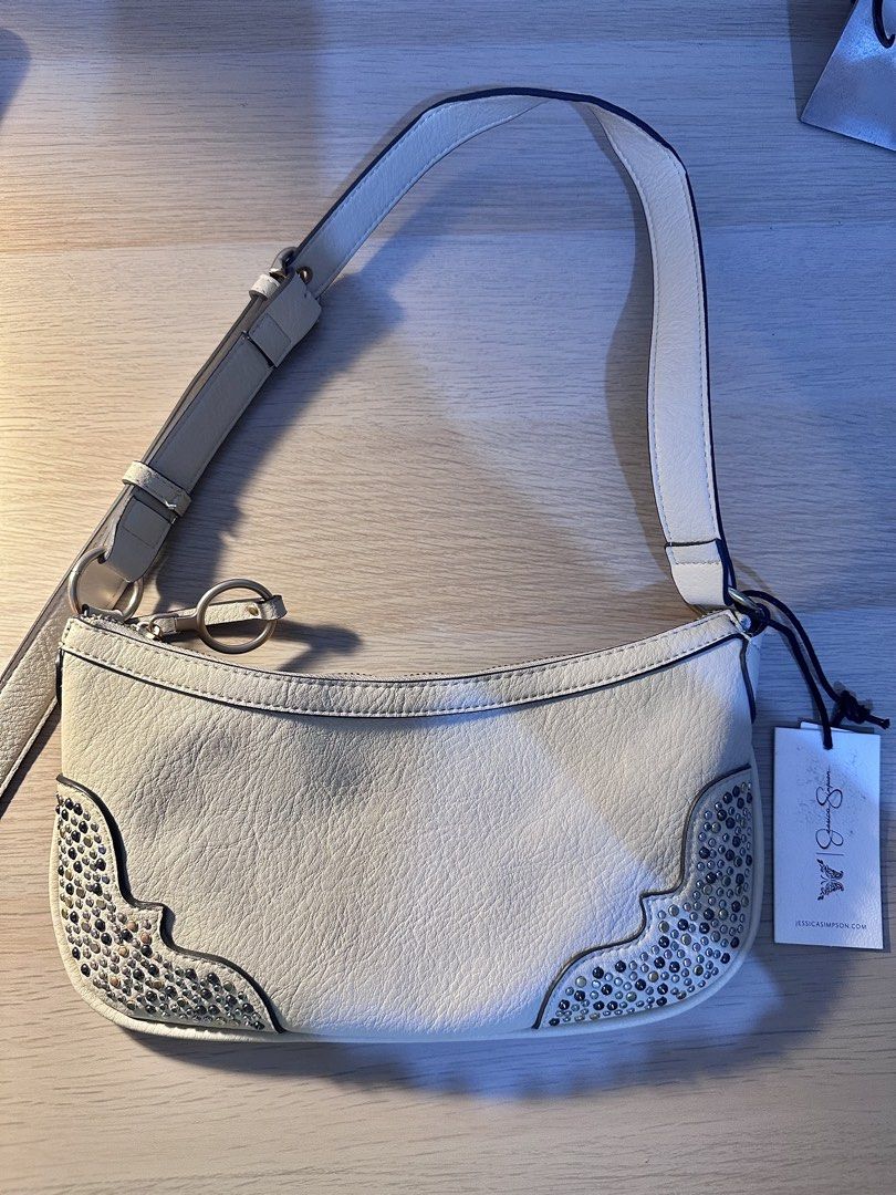 Beige Shoulder Bag (Category: Shoulder Bags) located in Valenzuela. Submitted by sseousinnn (Listing ID 1446669838, Image 1). Description: .