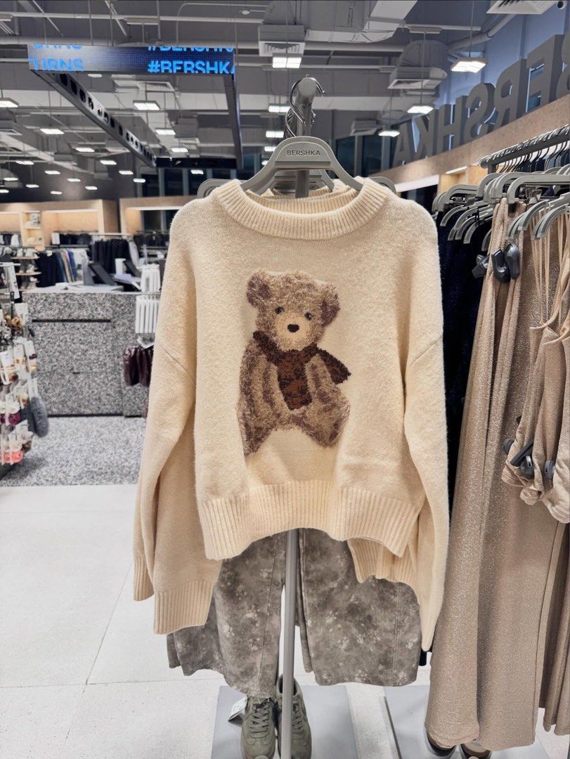BERSHKA Sweater / Pullover (Category: Coats, Jackets and Outerwear) located in Baguio. Submitted by alwaysdeclutter1ng (Listing ID 1446634513, Image 2). Description: Used once during our hk trip Bought for 2k.